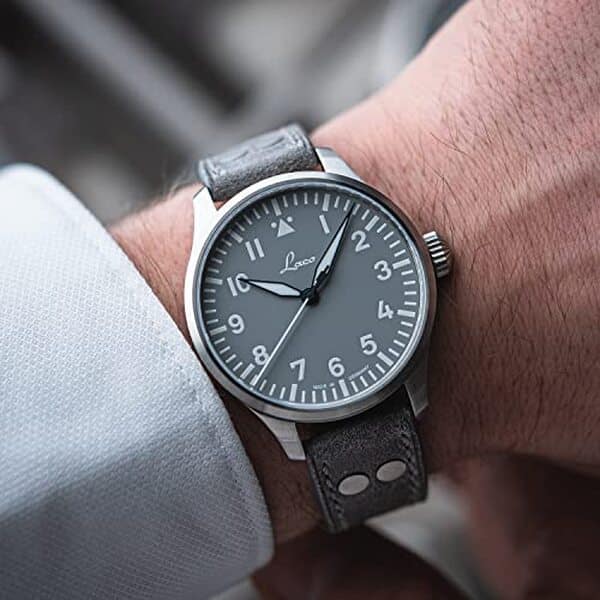 Découvrez l'analyse de la montre Laco Basis Augsburg, un modèle alliant élégance intemporelle et design aviateur, avec son boîtier en acier robuste et son allure raffinée qui séduira les amateurs d'horlogerie.