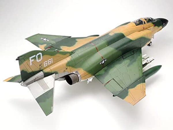 Découvrez notre test détaillé du tamiya F-4 Phantom II 1/32 multicolore : un modèle d'exception pour les passionnés de maquettes et d'aviation