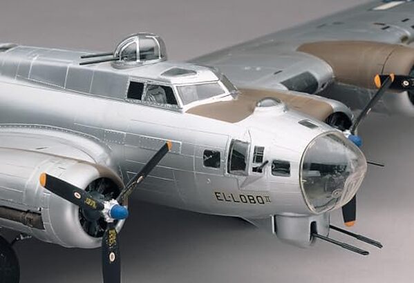 Découvrez notre test complet de la maquette Revell Boeing B17-G à l'échelle 1/48 : conseils de montage, détails historiques et évaluation finale pour les passionnés d'aviation et de modélisme.