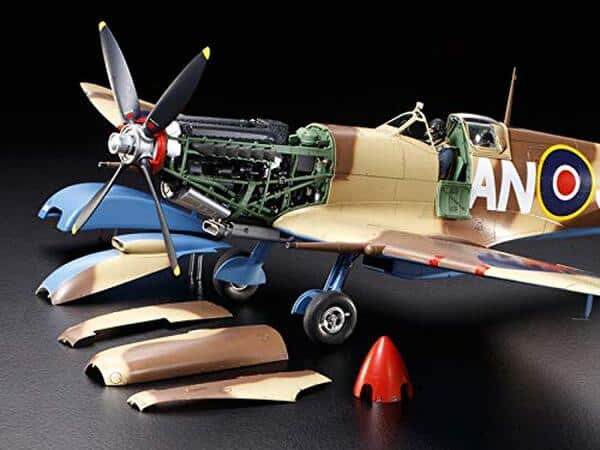 Découvrez notre test complet de la maquette Spitfire Mk.VIII Tamiya 1/32 : analyse, montage et avis d'experts sur ce modèle emblématique