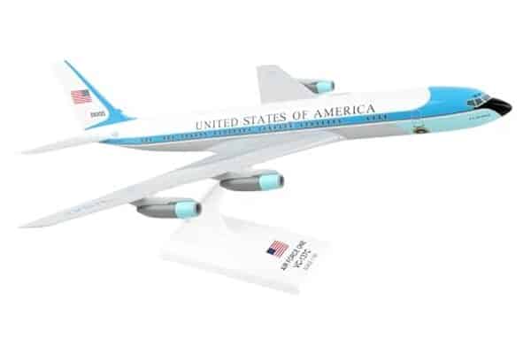 Découvrez notre analyse détaillée du modèle Skymarks SKR756 Air Force One 1 : 150 : qualité, détails et caractéristiques de cette réplique impressionnante pour les passionnés d'aviation.