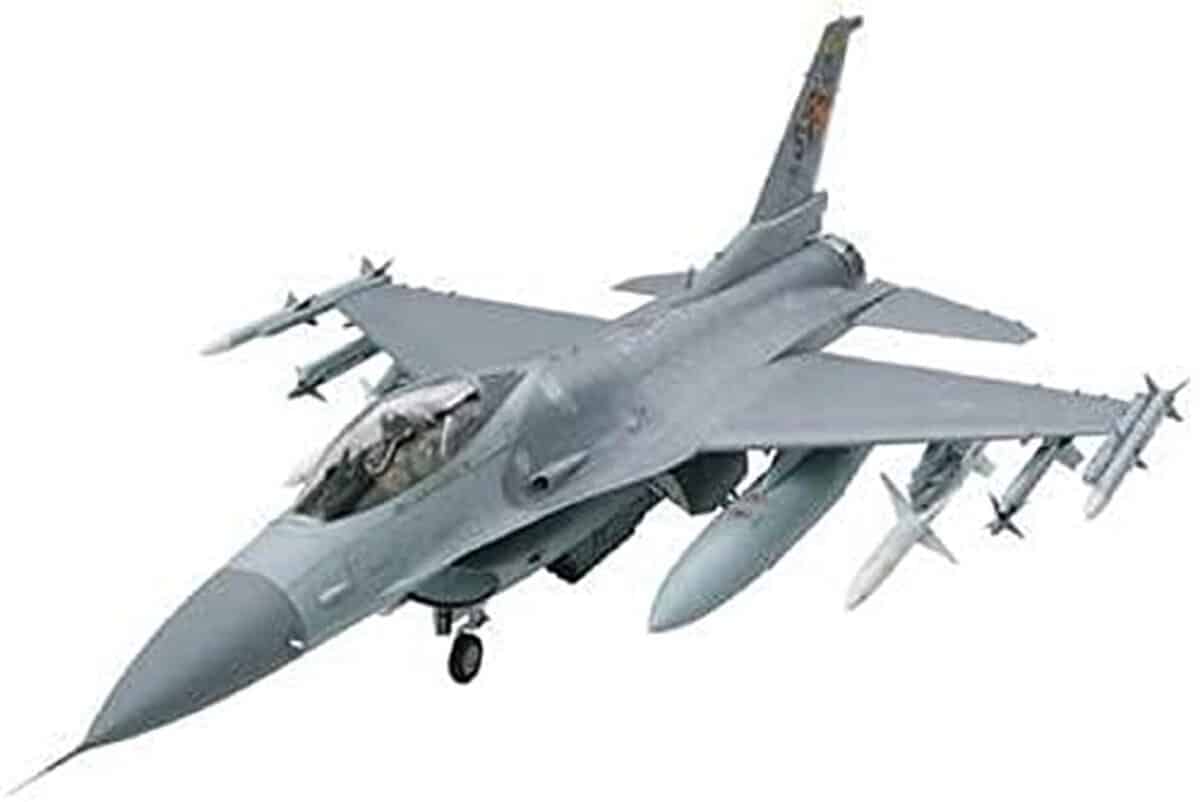 Test de la maquette Tamiya F-16CJ Fighting Falcon