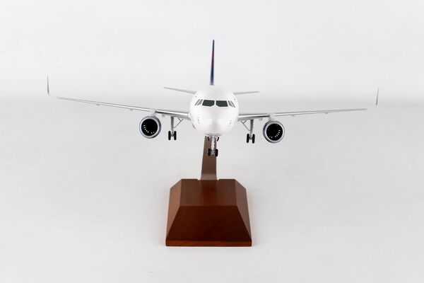 Découvrez le modèle d'avion Skymarks Delta A321 à l'échelle 1/100 : présentation détaillée, qualité exceptionnelle, réalisme impressionnant et support en bois élégant. Parfait pour les passionnés d'aviation.