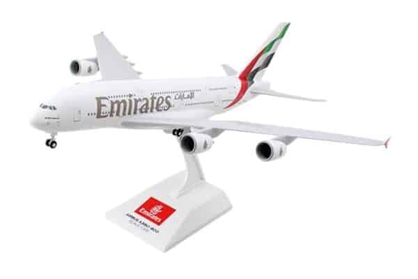 Découvrez notre test détaillé de la maquette Daron Skymarks Emirates A380-800 à l'échelle 1/200, avec ses engrenages et ses finitions. Avis complet sur cette réplique de prestige. 