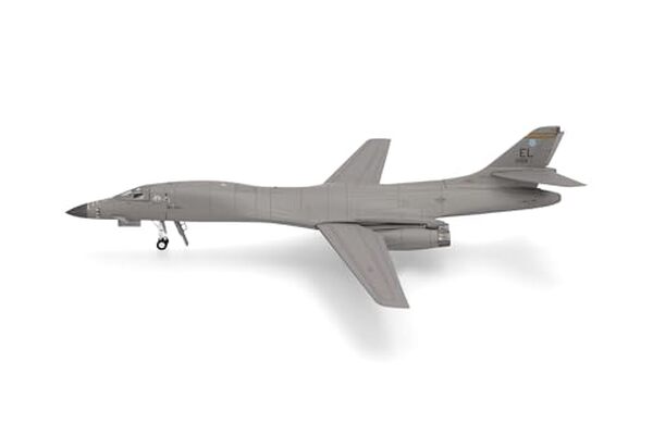 Découvrez notre test complet du modèle réduit Herpa du Rockwell B-1B Lancer à l'échelle 1 : 200. Qualité, détails et réalisme analysés en détail.