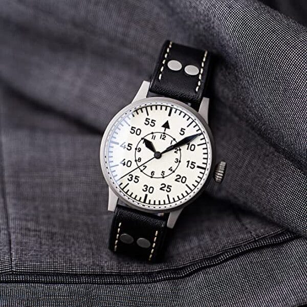 Découvrez notre avis complet sur la montre d'aviateur Laco : design élégant, performance fiable et qualité allemande pour les amateurs de montres de prestige. 