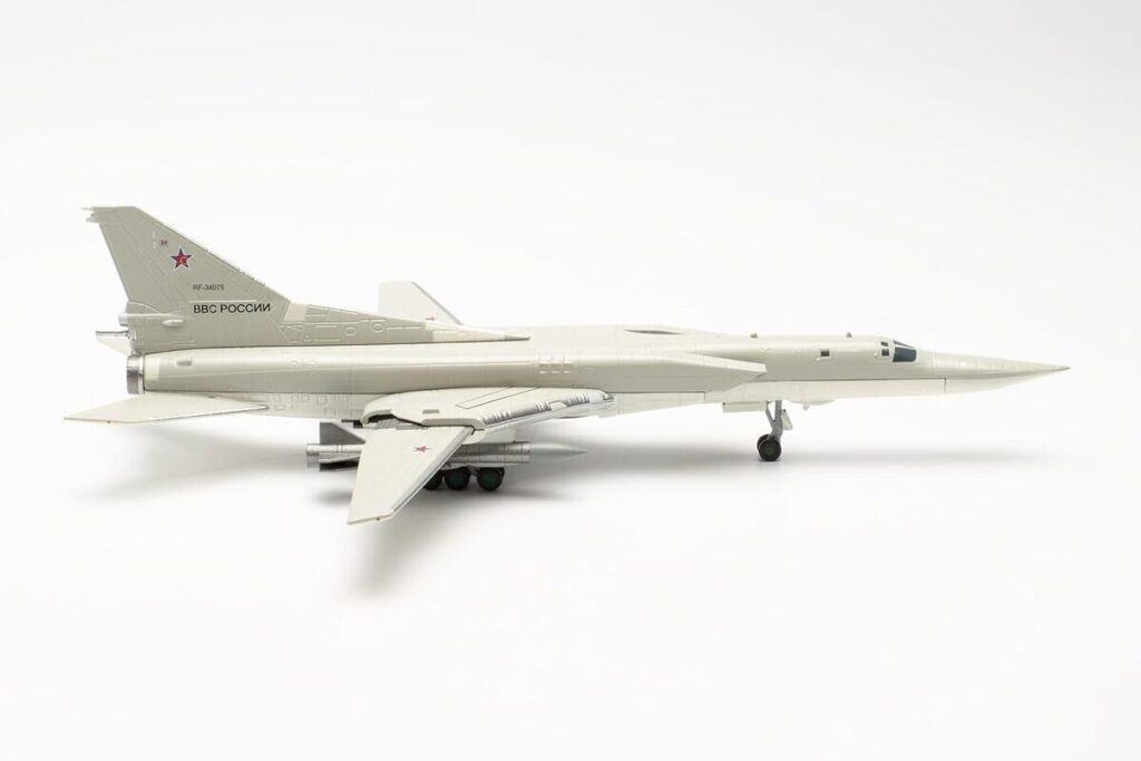 Test : maquette avion Herpa Tupolev TU-22M3 Backfire à l'échelle 1/200