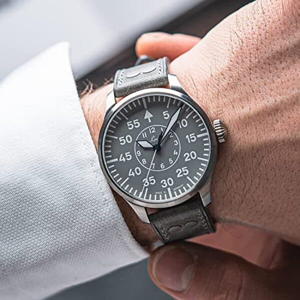 Découvrez notre test complet de la montre d'aviateur Laco automatique en acier inoxydable : performances, design et fiabilité d'une montre de prestige.