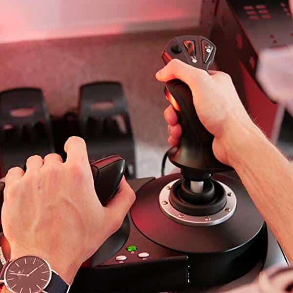 Découvrez notre test complet du joystick Thrustmaster T.Flight Hotas X 5 axes : performances, ergonomie et avis d'expert pour les amateurs de simulation.