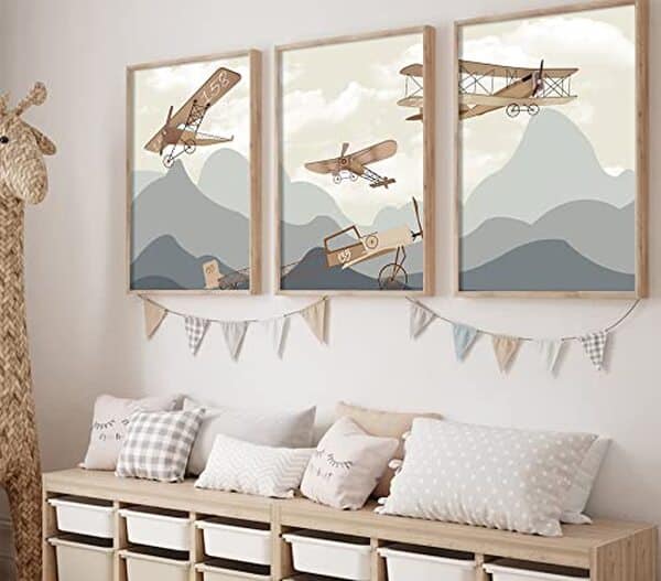 Découvrez l'affiche murale ag.art deco pour chambre d'enfant : design avion et montagnes, décoration inspirante et tendance pour les petits.