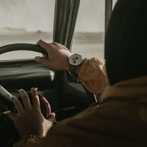 Découvrez notre test complet de la montre AVI-8 Hawker Hurricane AV-4011-0C : élégance militaire, qualité suisse et design aviateur authentique pour les passionnés de montres.
